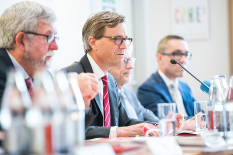 Marc Wengler, directeur général des CFL (au centre), et Jeannot Waringo, président du conseil d’administration (au premier plan), ont présenté les résultats du groupe ferroviaire pour l’année 2018. (Photo: Lala La Photo)
