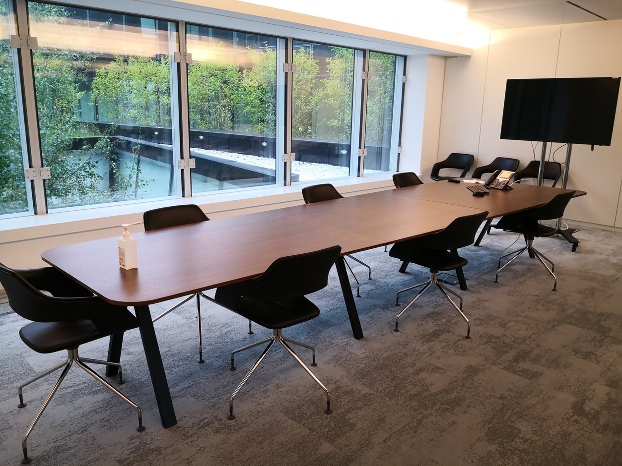 Les salles de réunion ont été adaptées, notamment pour tenir les réunions par vidéoconférence, avec moins de chaises pour garantir une distance de sécurité. (Photo: Foyer)