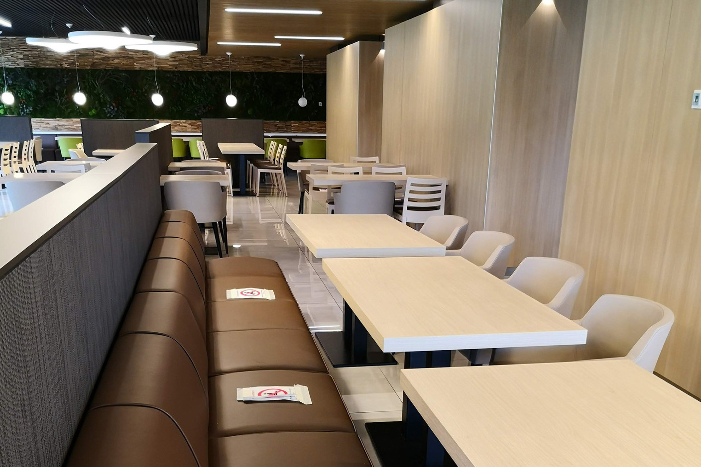 Le restaurant d’entreprise a rouvert début juin, avec une offre réduite et un aménagement des tables.  (Photo: Foyer)