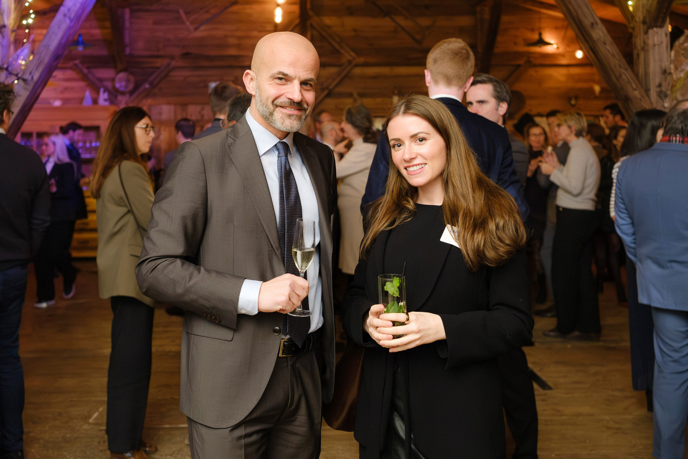 Francesco Cometa (BEI) et Sophia Withers (Docify) au cocktail d'hiver de Lafo à la Brasserie Schuman, le 11 février 2025. (Photo: Pancake! Photographie)