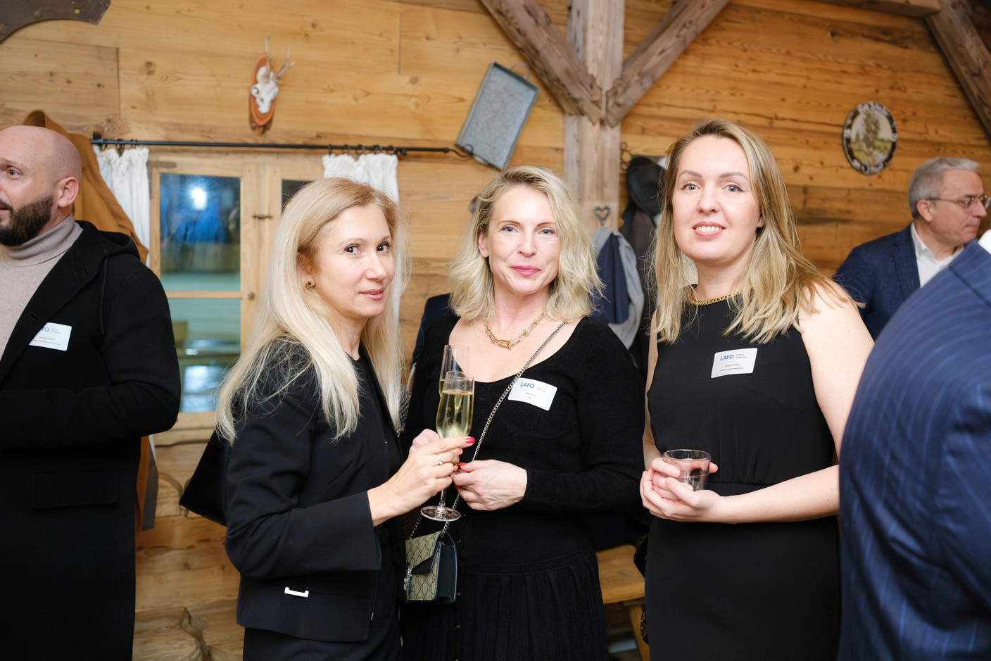Olga Titova (BEI) au centre, Alessia Hildisle (State Street) à droite, lors du cocktail d'hiver de la Lafo à la Brasserie Schuman, le 11 février 2025. (Photo: Pancake! Photographie)