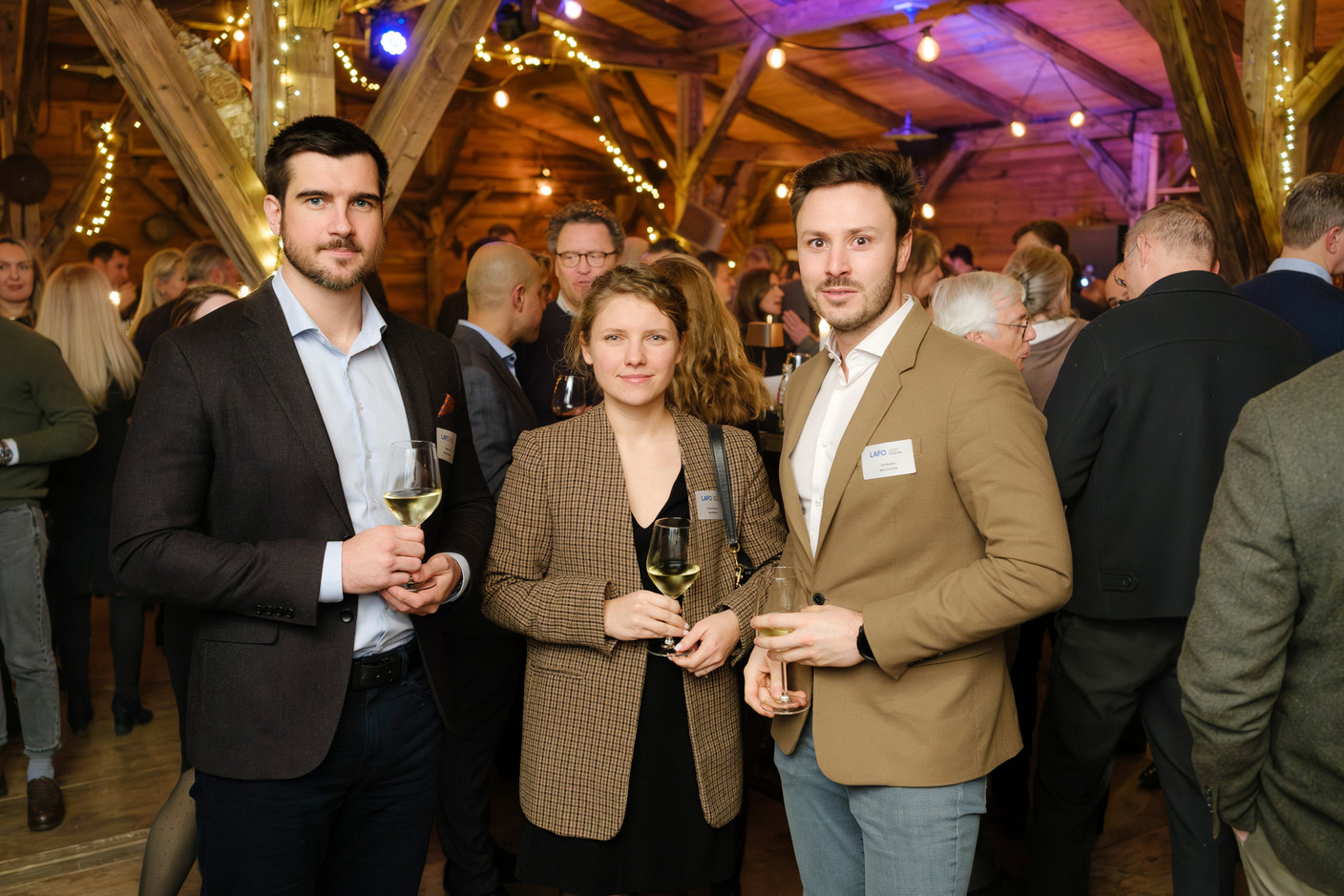 Maryia Goncharova (Baker McKenzie) au centre et Cyril Benassi (B&R Consulting) à droite, lors du cocktail d'hiver de Lafo à la Brasserie Schuman, le 11 février 2025. (Photo: Pancake! Photographie)