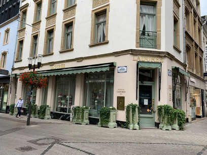 L’enseigne est située à l’angle de la rue des Capucins et de la Grand-Rue, à Luxembourg-ville. (Photo: Paperjam)