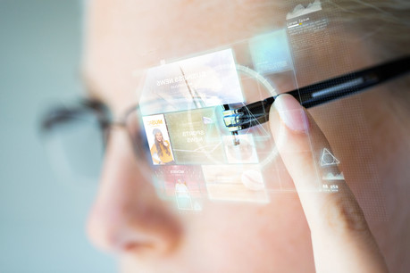 Il y a plus de 10 ans que les premiers modèles de lunettes connectées sont sortis. Sans vraiment s’imposer. Des géants cherchent le bon produit. (Photo: Shutterstock)