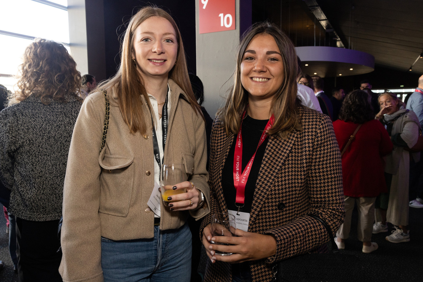 Julia Barbiere (DHL Express Luxembourg) et Céline Depoorter (Paperjam Club). (Photo: Eva Krins/Maison Moderne)