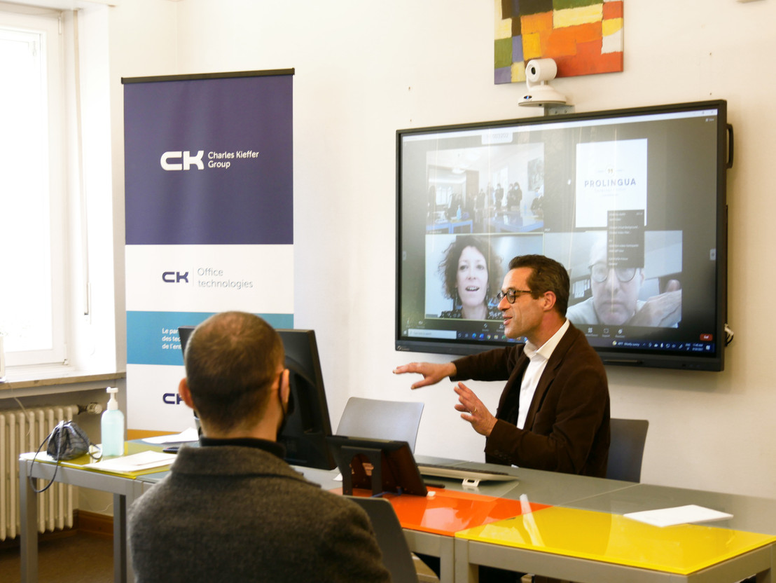 Le phygital permet aux élèves de participer aux cours en ligne ou en présentiel.  Prolingua