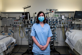 Une infirmière du CHEM dans une unité de soins intensifs où, en janvier, on souffle à nouveau après la terrible vague ayant frappé le pays à l’automne 2020. ((Photo: Nader Ghavami/Maison Moderne))