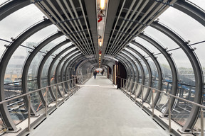 Après plusieurs mois de travaux, la nouvelle passerelle piétonne enjambant la gare de Luxembourg est ouverte au public en septembre, avant son inauguration officielle en décembre. ((Photo: Jeremy Zabatta/Maison Moderne))