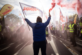 Le 22 octobre, plus d’un millier d’ouvriers polonais manifestent pacifiquement au Kirchberg pour protester contre la fermeture de leur usine, imposée par la CJUE. ((Photo: Guy Wolff/Maison Moderne))