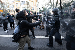 Image d’affrontement entre forces de police et manifestants. Les derniers week-ends de 2021, marqués par une radicalisation de certains mouvements de protestation, ont été particulièrement tendus. ((Photo: Guy Wolff/Maison Moderne))
