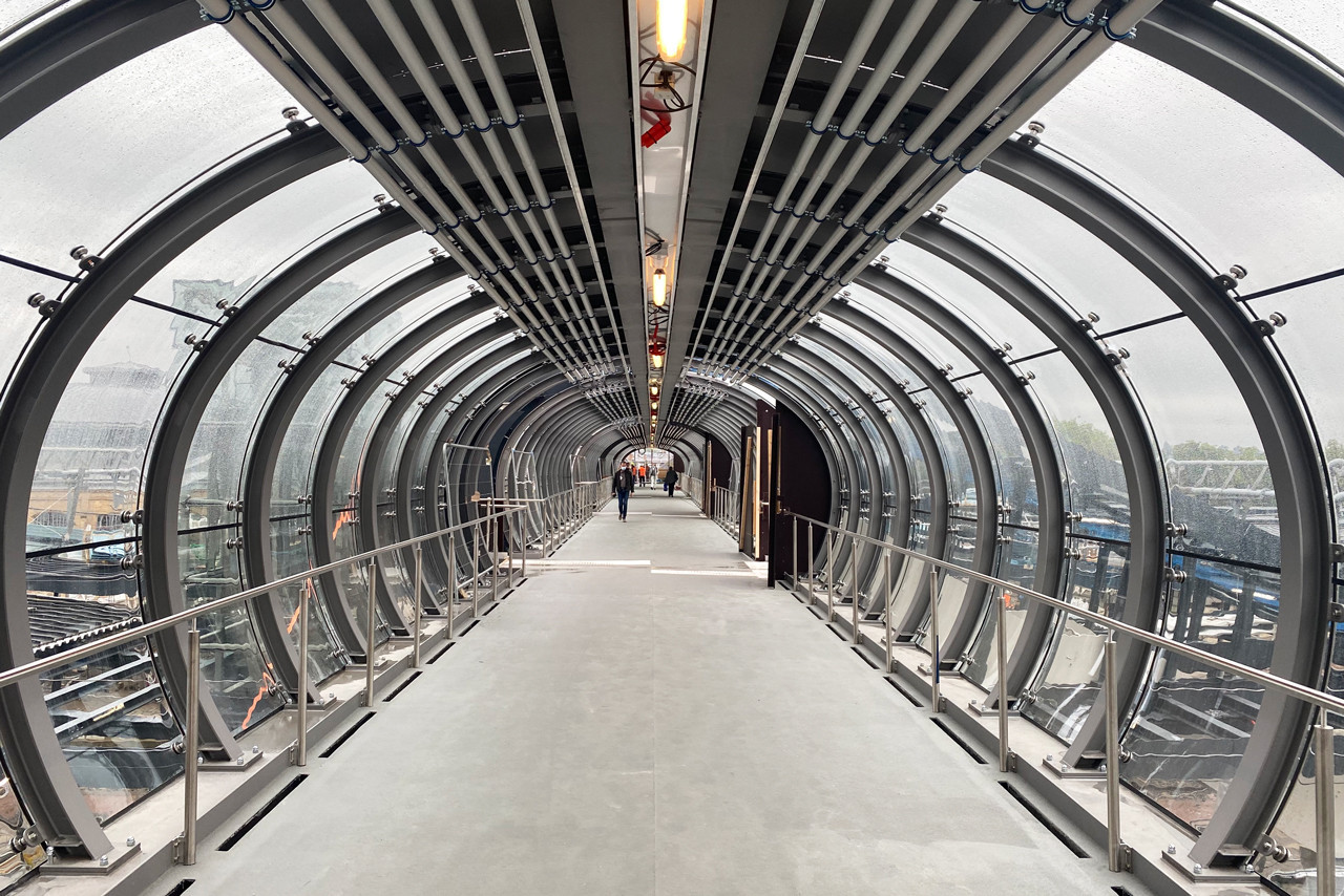 Après plusieurs mois de travaux, la nouvelle passerelle piétonne enjambant la gare de Luxembourg est ouverte au public en septembre, avant son inauguration officielle en décembre. (Photo: Jeremy Zabatta/Maison Moderne)
