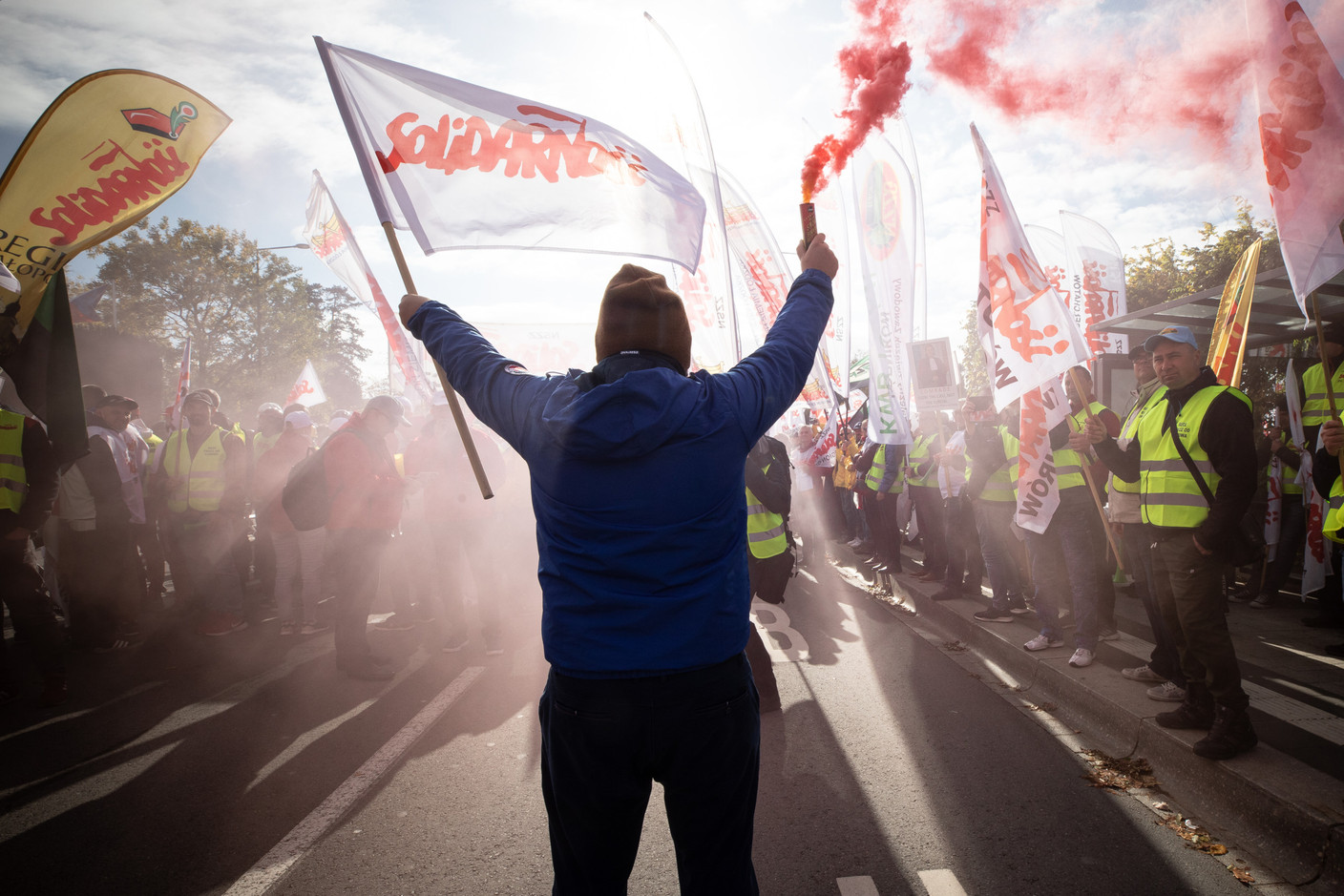 Le 22 octobre, plus d’un millier d’ouvriers polonais manifestent pacifiquement au Kirchberg pour protester contre la fermeture de leur usine, imposée par la CJUE. (Photo: Guy Wolff/Maison Moderne)