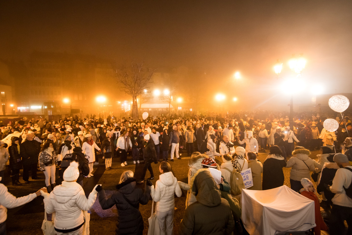 Les marches blanches silencieuses ont débuté à l’automne, rassemblant des personnes opposées aux restrictions gouvernementales. (Photo: Nader Ghavami)