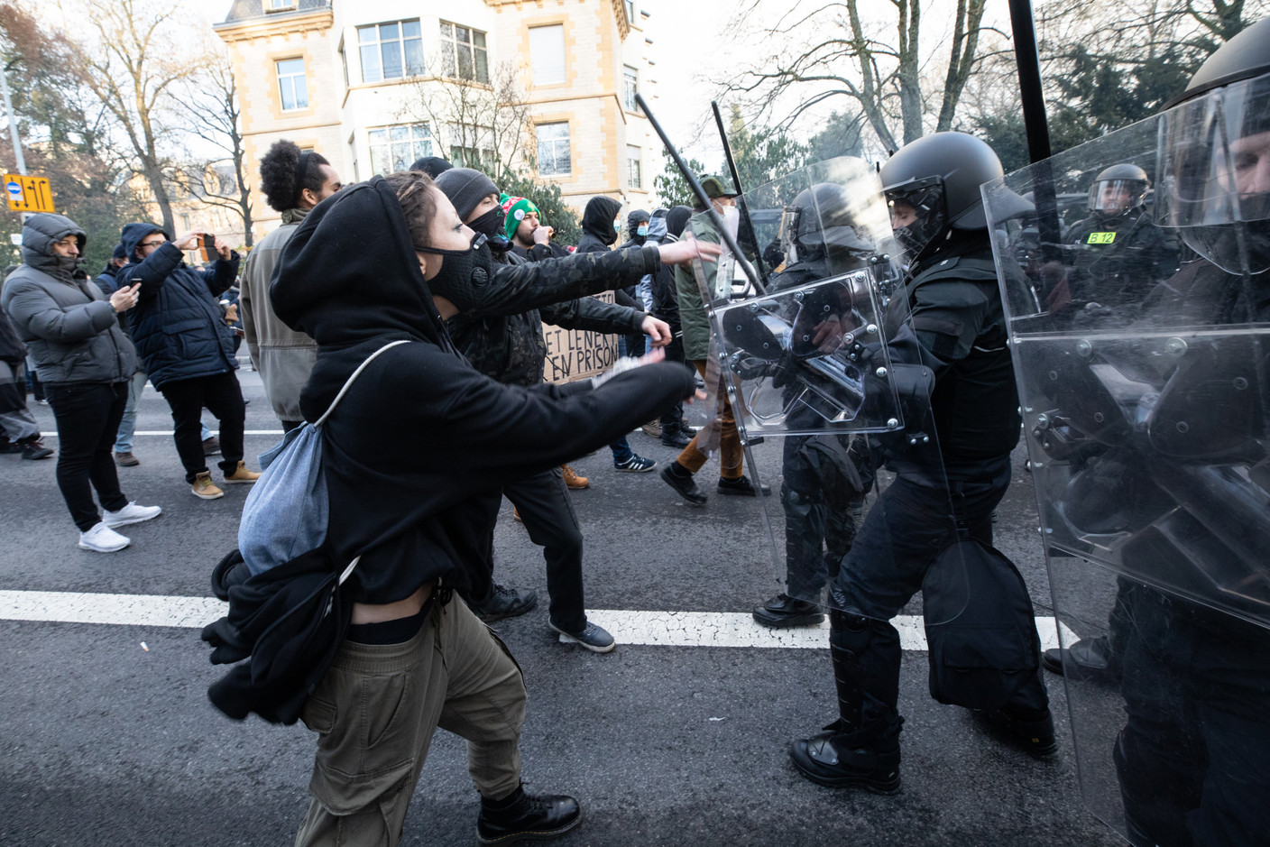 Image d’affrontement entre forces de police et manifestants. Les derniers week-ends de 2021, marqués par une radicalisation de certains mouvements de protestation, ont été particulièrement tendus. (Photo: Guy Wolff/Maison Moderne)