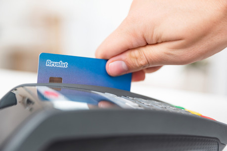 La hausse spectaculaire du nombre de clients, de 3,5 millions début 2019 à 13 millions en juillet 2020, occasionne des frais pour la néobanque Revolut, notamment par la nécessité d’émettre des cartes bancaires. (Photo: Shutterstock)