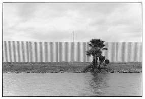 Un mur, rendu tristement célèbre par Donald Trump, renforce la barrière naturelle qu’est le fleuve. (Photo: Zoe Leonard/Galerie Gisela Capitain, Hauser & Wirth)
