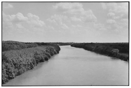 Zoe Leonard a passé plus de cinq ans à photographier les bords du fleuve Rio Grande, une œuvre picturale actuellement présentée au Mudam. (Photo: Zoe Leonard/Galerie Gisela Capitain, Hauser & Wirth)