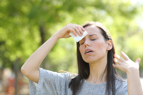 Le coup de chaleur peut survenir très vite. Maux de tête et sensation de malaise en sont deux des symptômes. (Photo: Shutterstock)