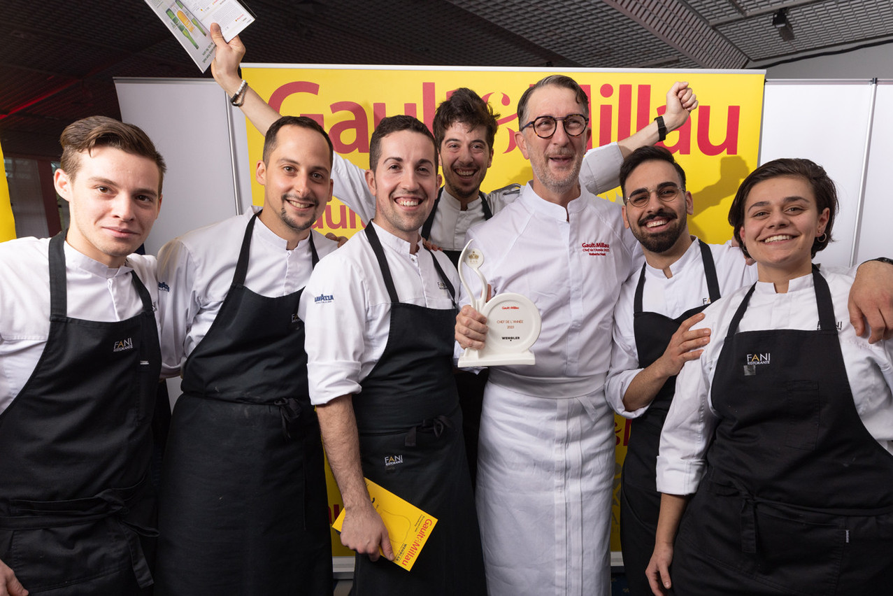 Le chef Roberto Fani entouré de son équipe de cuisine, lors de la cérémonie Gault&Millau Luxembourg 2023, qui lui a valu le titre de Chef de l’année. (Photo: Guy Wolff/Maison Moderne)