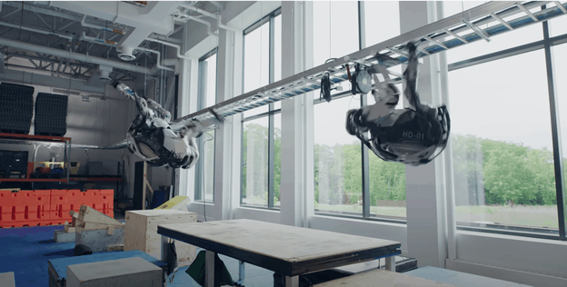 Deux robots Atlas réalisent un backflip en même temps. (Photo: Capture d’écran de la vidéo de Boston Dynamics)