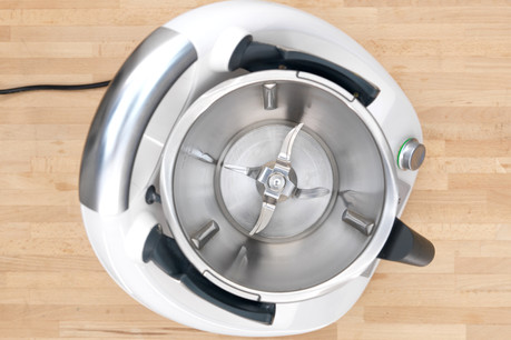 Cuisiner en même temps que son robot? Terriblement «has been», ont montré deux experts, qui ont installé un jeu ou regardé des vidéos sur l’écran du modèle de Lidl. (Photo: Shutterstock)