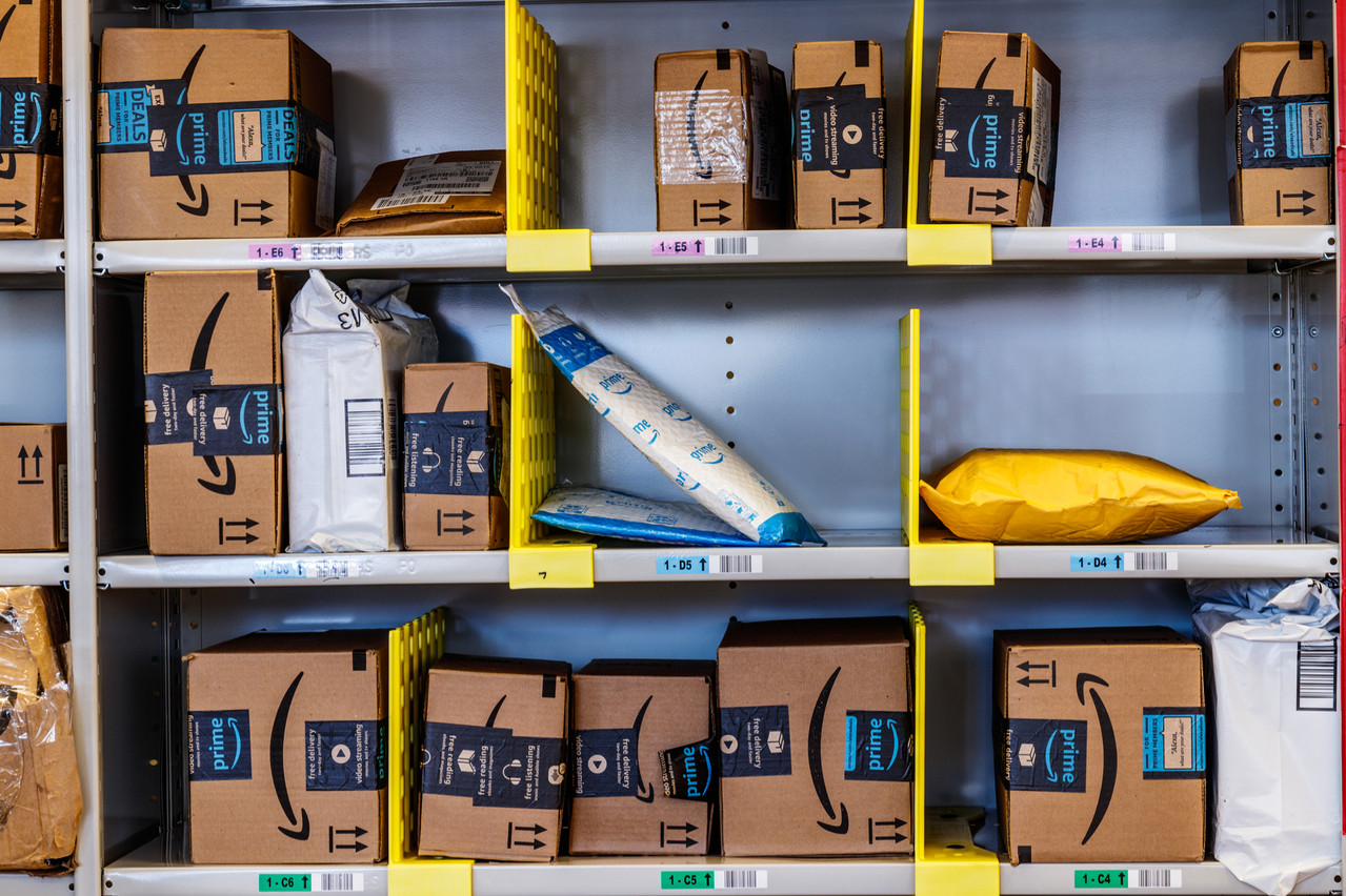 Ces machines, connues sous le nom de Carton Wrap, de la société italienne CMC Srl, sont bien plus efficaces que les humains puisqu’elles traitent entre 600 et 700 boîtes par heure. (Photo: Shutterstock)