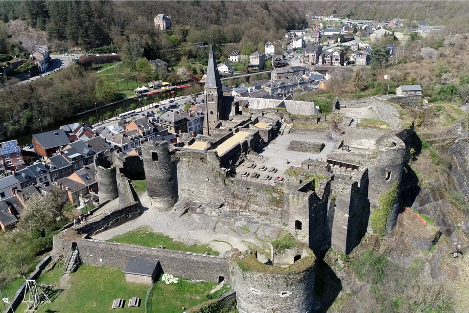 Extensively modified under Louis XIV, the castle of La Roche was then subject to fire, partial dismantling, vandalism and the bombing of the Battle of the Bulge. (Photo: Shutterstock)