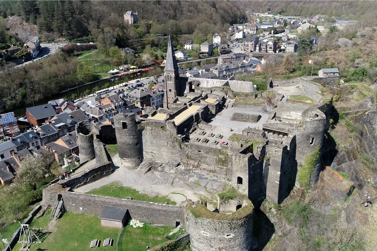 Extensively modified under Louis XIV, the castle of La Roche was then subject to fire, partial dismantling, vandalism and the bombing of the Battle of the Bulge. (Photo: Shutterstock)