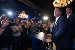 Xavier Bettel (at the lectern), Lex Delles (behind him), Fernand Etgen (front row) and Yuriko Backes (front row) at tthe DP’s election night headquarters, Chouchou. Photo: Nader Ghavami