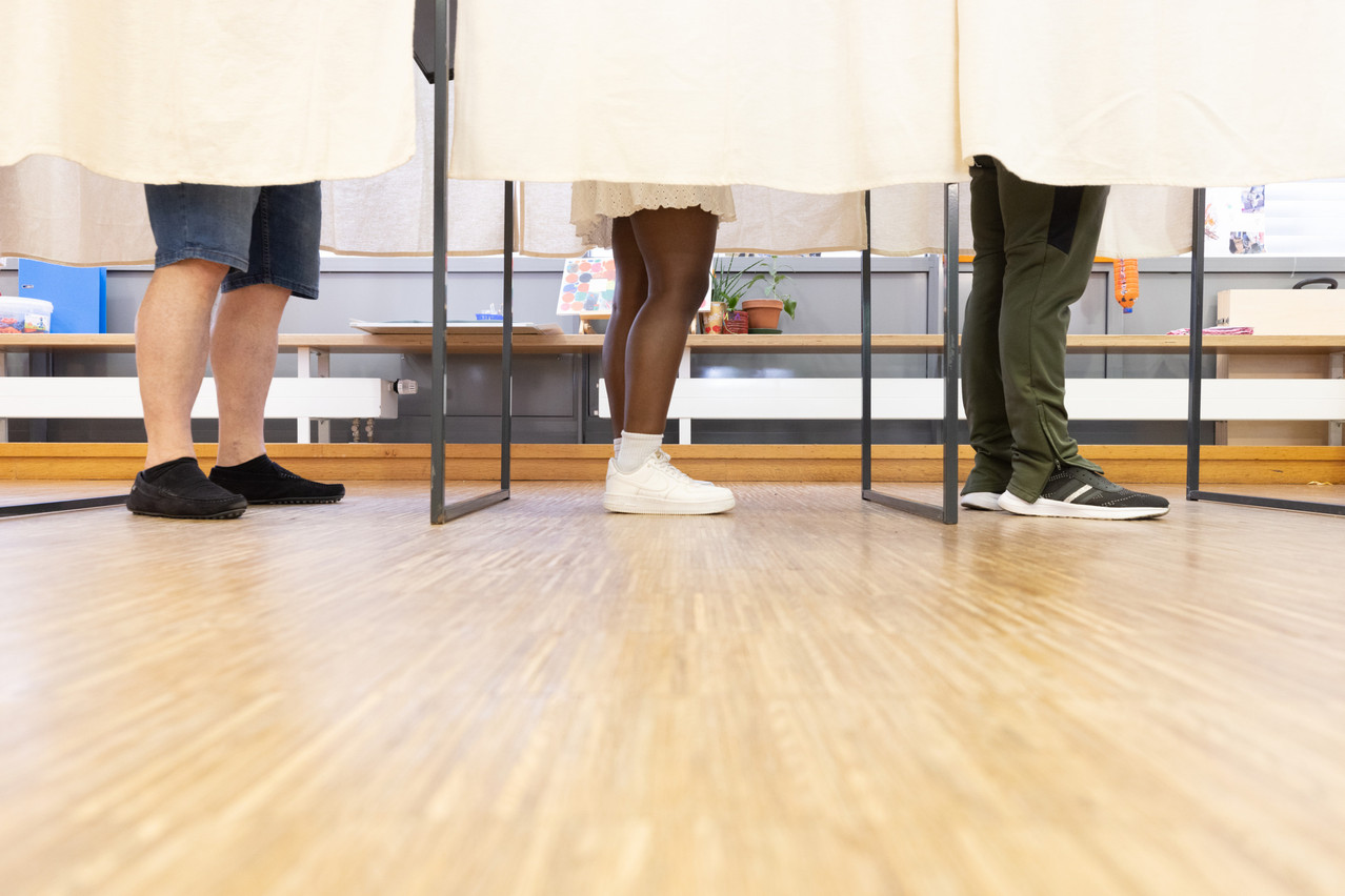 60 new members of the Chamber of Deputies will be selected by voters on 8 October 2023. Pictured: Voter booths at a polling station in Esch-Alzette, 11 June 2023. Library photo: Guy Wolff