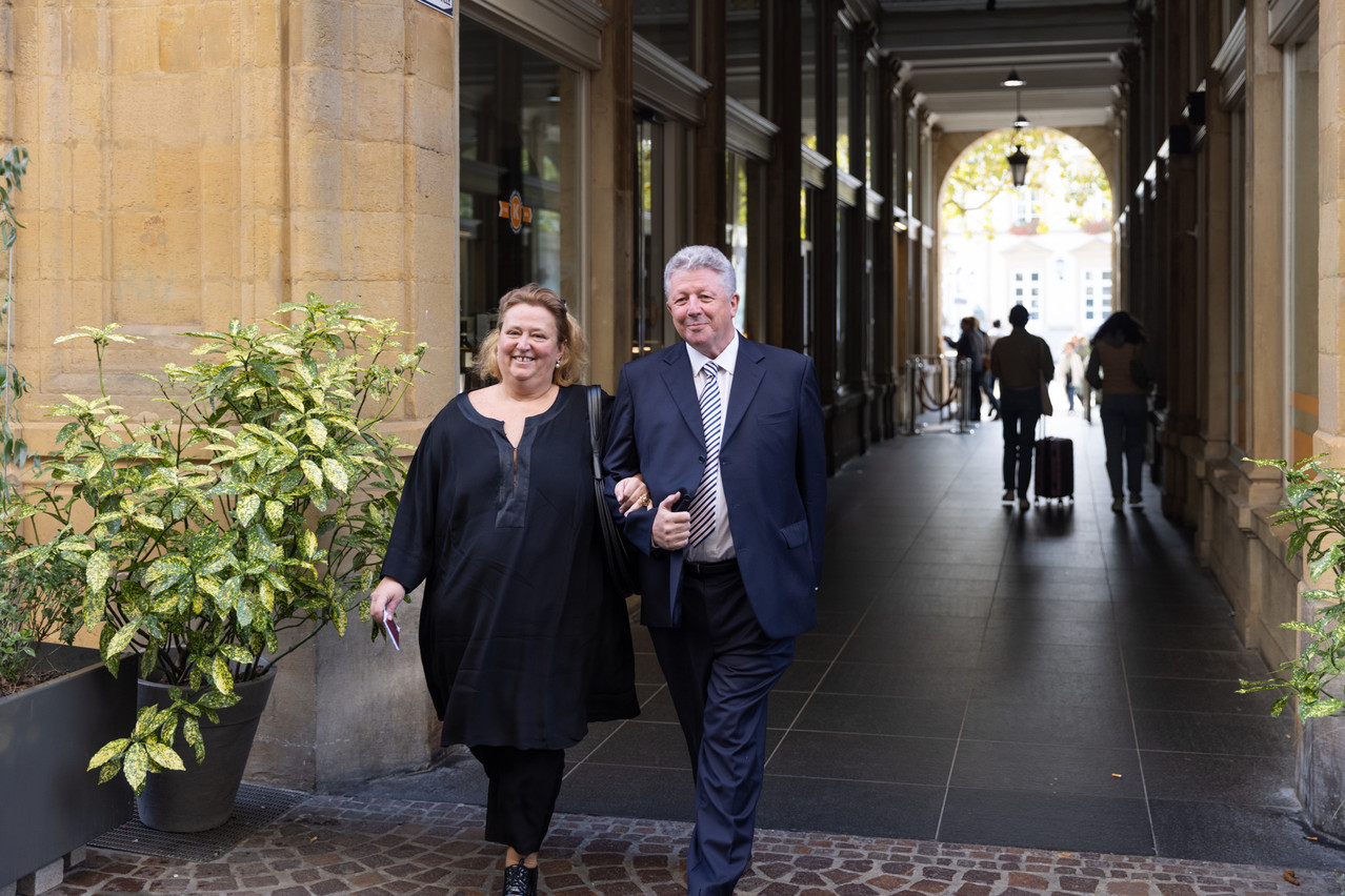 MP Roy Reding (Liberté-Fraïhett) is seen with his wife, the notaire Karine Reuter, arriving at the Cercle Cité polling station in Luxembourg City. Photo: Romain Gamba/Maison Moderne