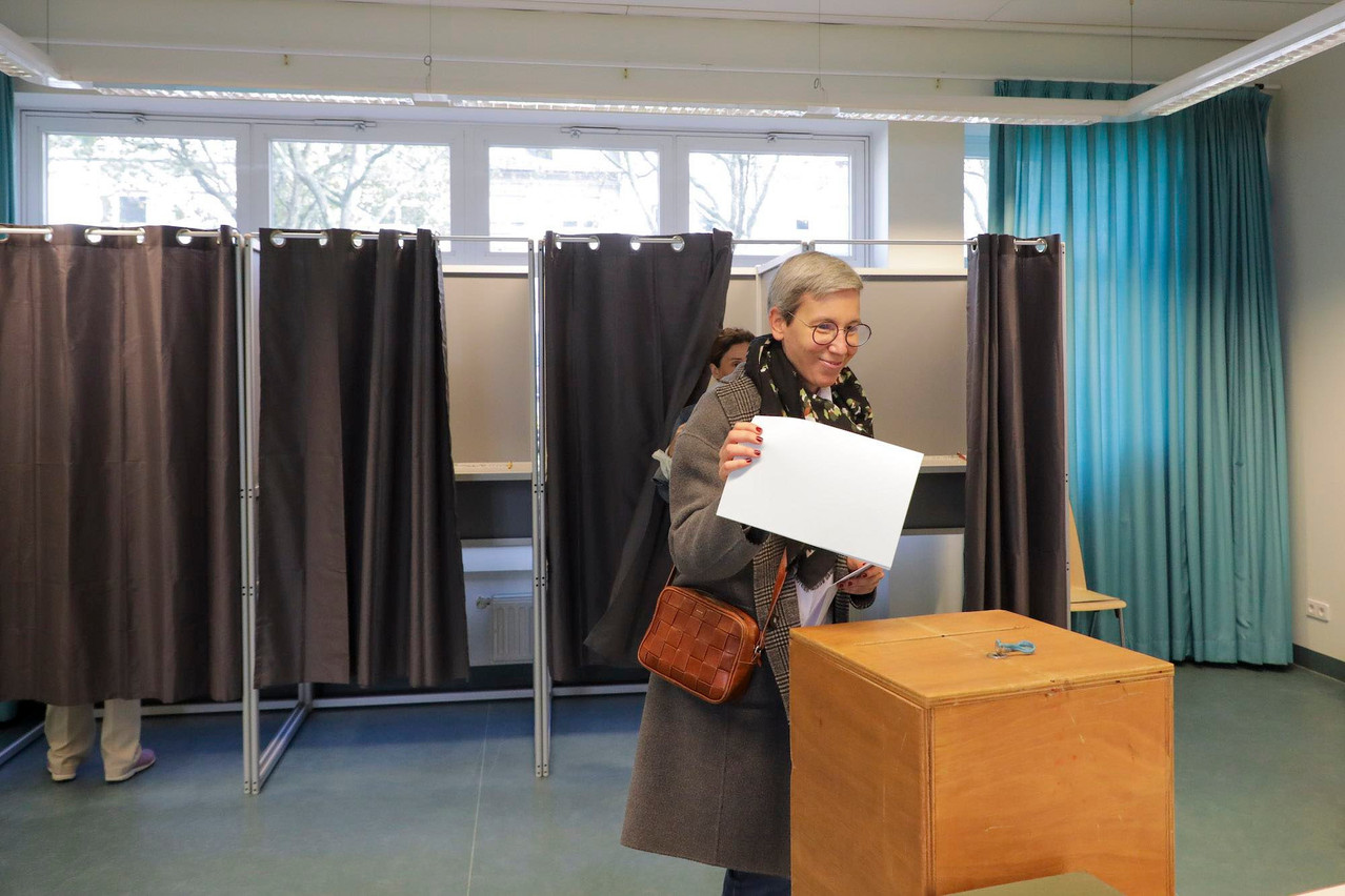 Green party justice minister and lead candidate Sam Tanson stands in front of the ballot box at her polling station in Luxembourg’s Bonnevoie district, around 11am, 8 October 2023. Photo: Luc Deflorenne