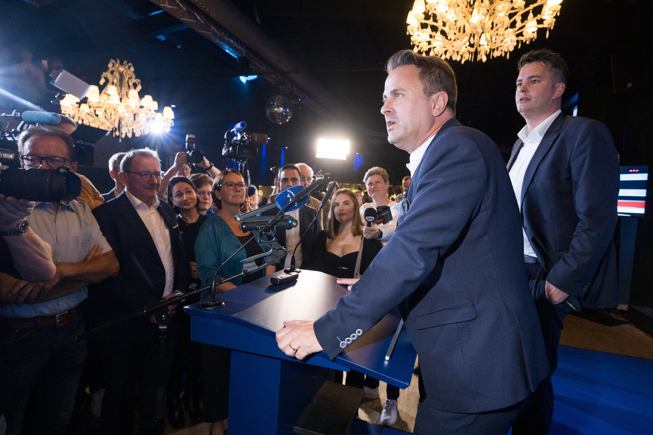 Xavier Bettel speaks at the DP’s election night headquarters, Chouchou. Behind him is Lex Delles; Fernand Etgen and Yuriko Backes are in the first row of the audience. Photo: Nader Ghavami