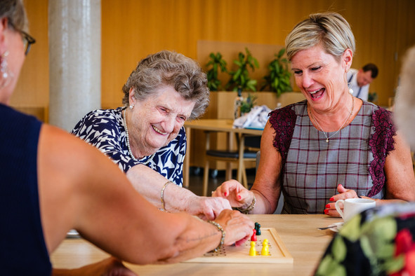 Une conversation, une promenade ou une activité partagée: le bénévolat relationnel vise à créer des liens durables avec les personnes âgées. (Photo: Laurent Sturm/Agence du bénévolat)