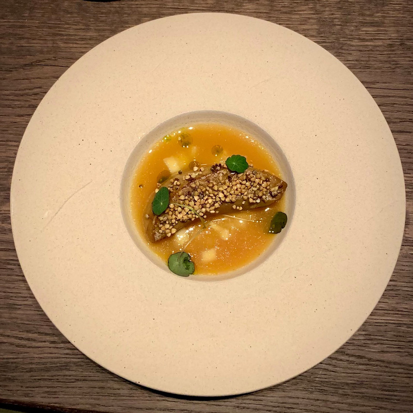 Foie gras poché dans un jus de pomme et de coing, infusé au réglisse, au safran et à l’anis. Un plat qui traduit bien l’approche du chef François Jagut au restaurant Les Roses. Maison Moderne