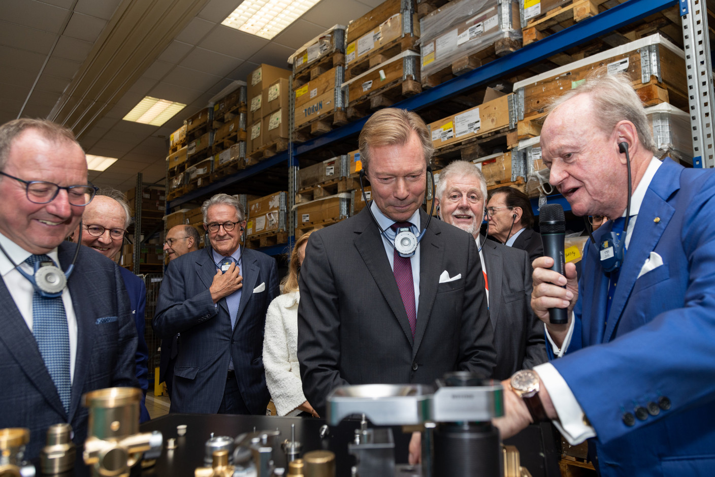 Les discours finis, M. Schmitz a emmené le Grand-Duc Henri et le président de la Chambre des députés, Fernand Etgen, pour une visite guidée des différentes business units. (Photo: Romain Gamba / Maison Moderne)