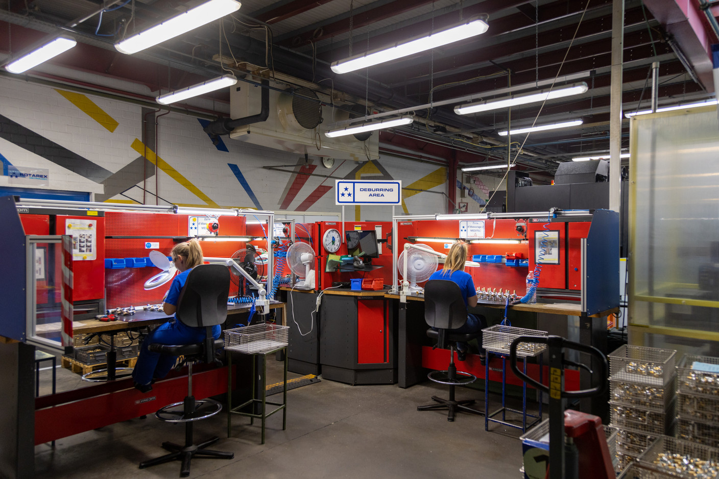 Et partout, la même ambiance studieuse et le souci de perfection des pièces qui sortiront de l’usine luxembourgeoise. (Photo: Romain Gamba / Maison Moderne)