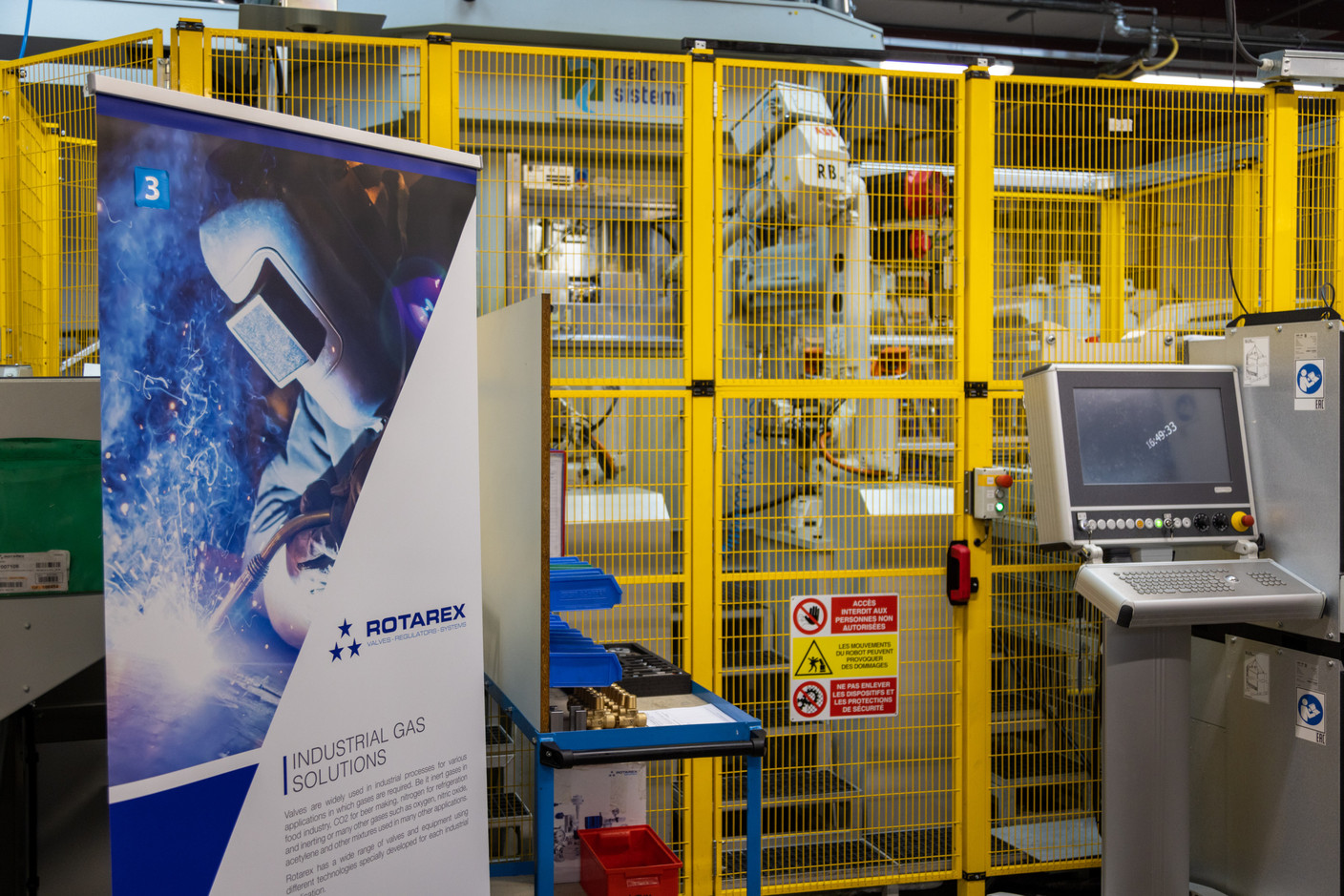 Des robots permettent d’automatiser une partie de la production. 12 à 15 millions d’euros sont investis chaque année dans l’amélioration des outils. (Photo: Romain Gamba / Maison Moderne)