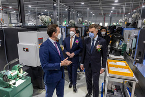 Philippe Schmitz, directeur adjoint de Rotarex, fait visiter l'usine. SIP / Julien Warnand