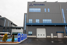 La nouvelle usine s’étend sur 1,2ha et comprend des panneaux photovoltaïques et 10 stations électriques sur le parking. (Photo: SIP/Julien Warnand)