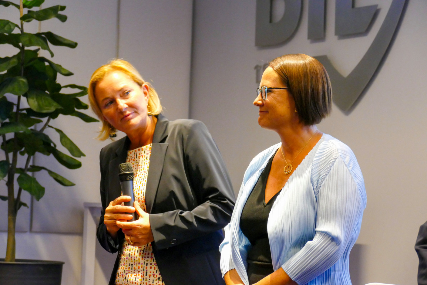 Paulette Lenert (left), deputy prime minister and minister of health, and Yuriko Backes (right), minister of finance, addressing the audience. Photo: Rotary Club Luxembourg Hearts 