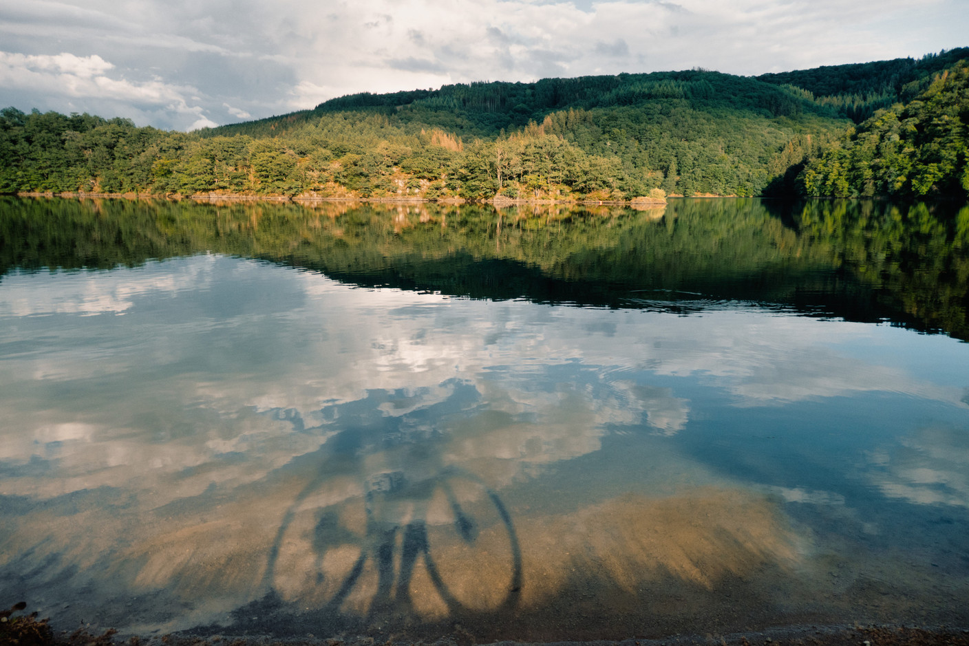  A cyclist’s silhouette is cast on the water’s surface kewl.lu