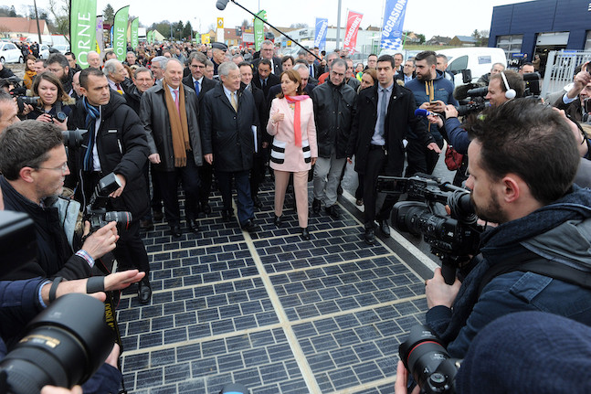 Décembre 2016, Ségolène Royal, alors ministre de l’Environnement, inaugure la première route solaire, en Normandie. (Photo: Colas/Yves Soulabaille)