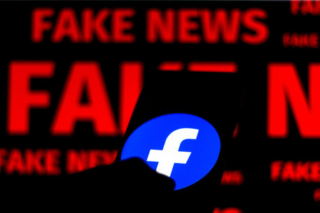 First Draft a récemment établi que Facebook est le principal foyer des théories conspirationnistes à propos du vaccin. Un des exemples qu’utilise RSF pour attaquer le réseau social en justice. (Photo: Shutterstock)