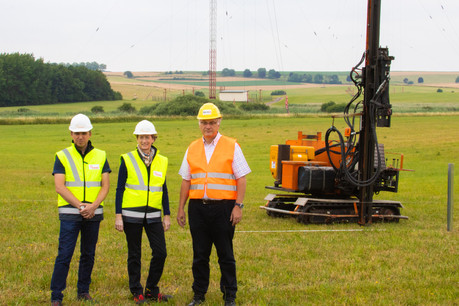 Eric Golinelli, solar project manager chez Enovos, Anouk Hilger, head of renewable energies Luxembourg chez Enovos, et Eugène Muller, head of technical services & transmissions chez BCE, filiale de RTL Group (de gauche à droite). (Photo: RTL Group/Enovos)