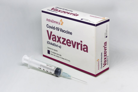 Avant de pouvoir bénéficier des deux injections de Vaxzevria, les volontaires âgés de 30 à 54 ans devront d’abord recevoir un code de confirmation qui leur permettra de s’inscrire dans l’un des cinq centres de vaccination du pays. (Photo: Shutterstock)