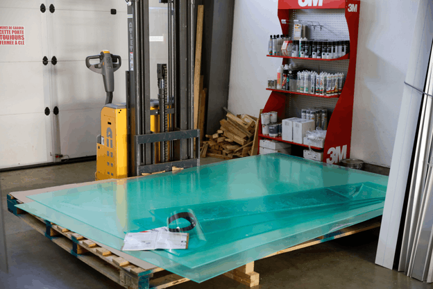 Les plaques de plexiglas se font de plus en plus rares avec la reprise économique. Certaines entreprises ont profité de la demande pour réorienter leur offre. (Photo: Romain Gamba/Maison Moderne)