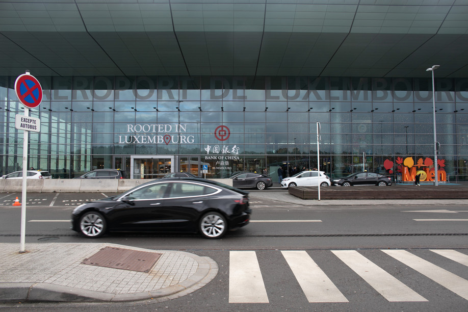 50,000 travellers are expected to arrive at Findel between Friday and Monday, a peak that is likely to cause queues at the airport, but also in the car parks. Lux-Airport recommends that you reserve your parking space beforehand. (Photo: Matic Zorman/Maison Moderne)