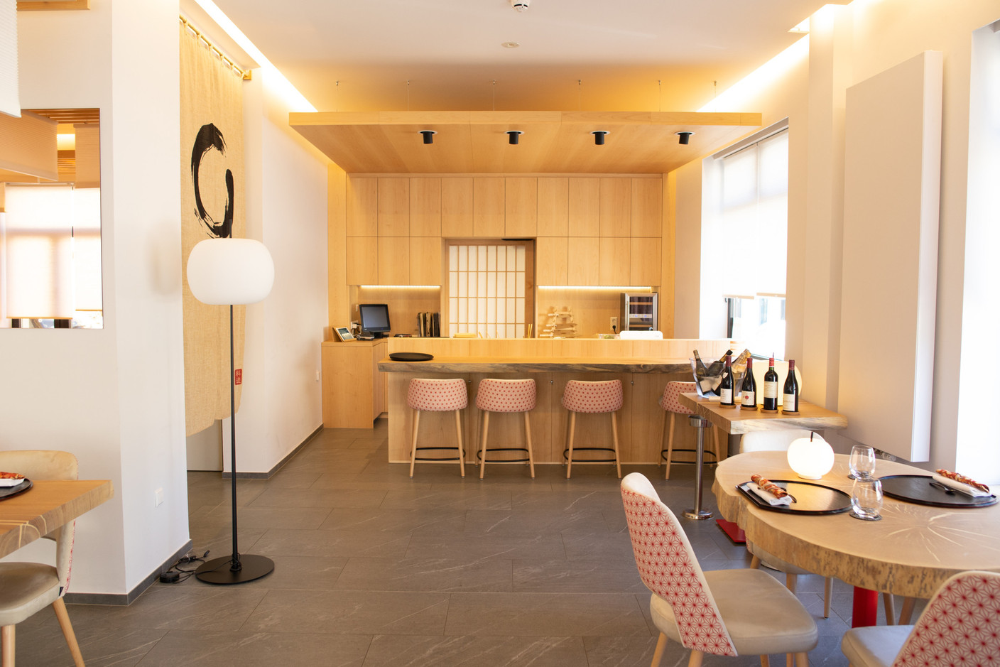 Le décor minimaliste, rappelant les traditions japonaises, donne le ton dès l‘entrée. Maison Moderne