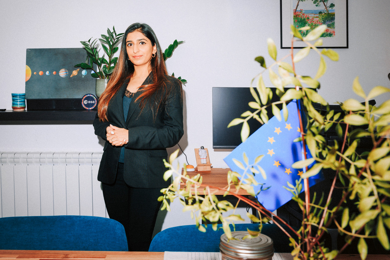 Space Lead at the University of Luxembourg (SnT) and founder of Matter Space & Defence, Sabrina Alam, is working to bridge the gap between space and society: “I really want to bring space down to Earth to help solve real-world problems.” (Photo: Julian Pierrot / Paperjam)